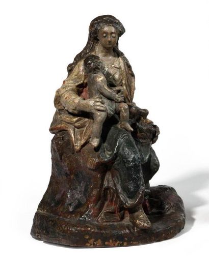 null Vierge à l’Enfant en terre cuite creuse polychromée. Assise, portant l’Enfant...