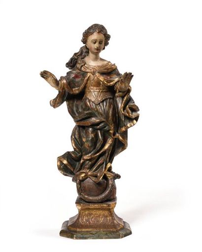 null Figure de Vierge en majesté, en bois peint et doré, reposant sur un socle à...