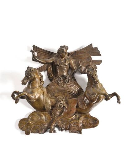 null École française du XVIIIème siècle Apollon sur son char Applique en bronze à...