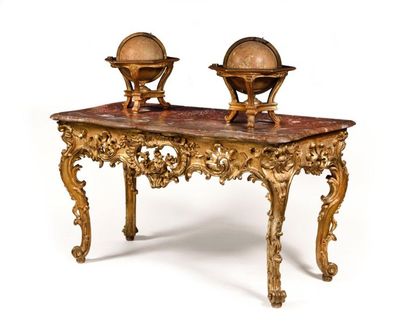 null Table console en bois doré de forme mouvementée, la ceinture ajourée à décor...