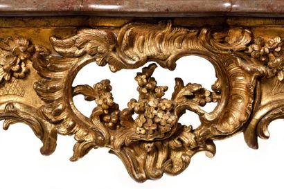 null Gilded wood console table with an animated shape, the openwork belt decorated...