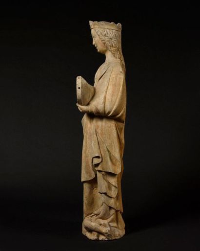 null Sainte Catherine d’Alexandrie en pierre calcaire sculptée en ronde-bosse. Debout,...