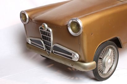 null Pedal car Alfa Romeo

Alfa Romeo go-kart in metallic brown painted sheet metal....