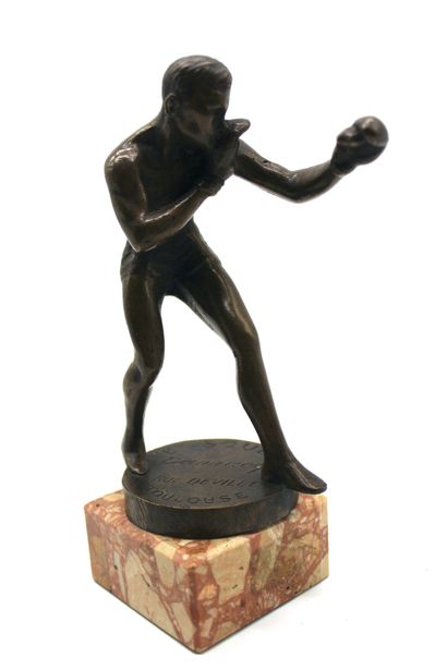 null Mascotte Boxeur

Statuette de radiateur en bronze attribuée à Guiraud Rivière,...
