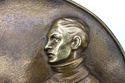 null Emile MONIER (1883-1970) 

The pilot 

Large bronze medallion, profile of a...