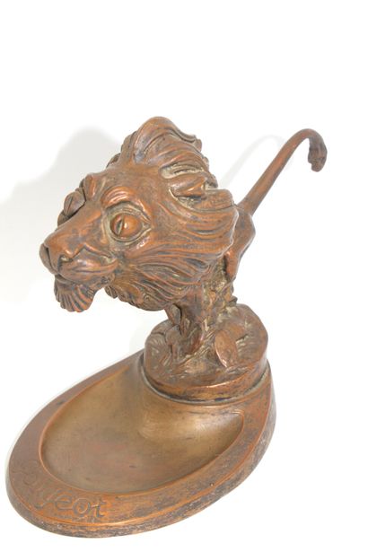 null René BAUDICHON (1878 - 1963) 

In the Fourth 

Mascot mounted in an ashtray,...