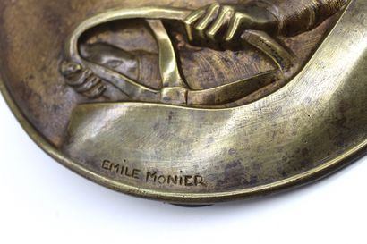 null Emile MONIER (1883-1970) 

The pilot 

Large bronze medallion, profile of a...