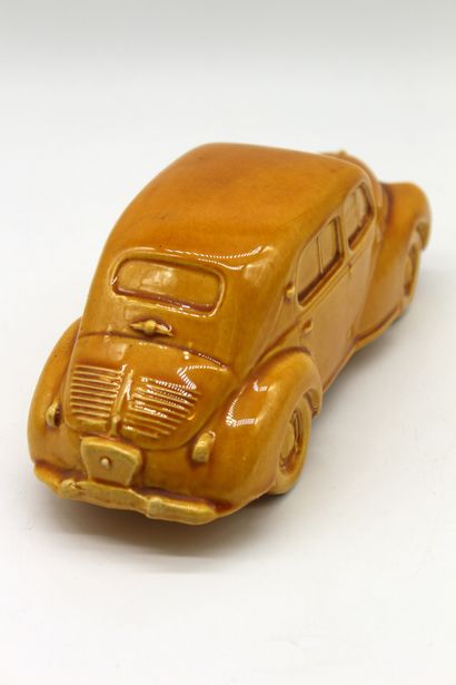 null Renault 4 CV en faïence

4 cv en faïence de Moustiers, teintée beige clair....