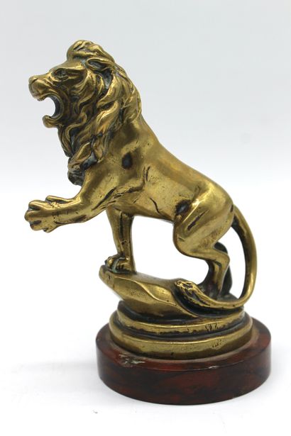 null Trois mascottes Lion Peugeot

- Lion attribué à Villars, bronze argenté, monté...