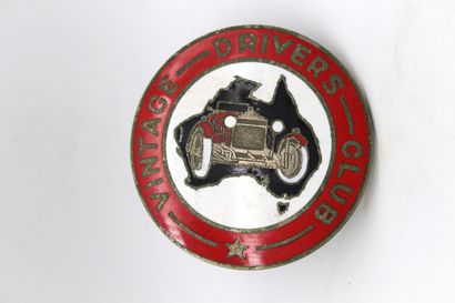 null Badge: Vintage Drivers Club

Badge nickelé et émaillé du Vintage Drivers Club...