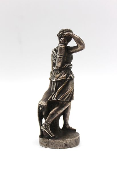 null Diane Chasseresse

Mascot signed H. Briand, silver bronze. H: 11,5 cm.