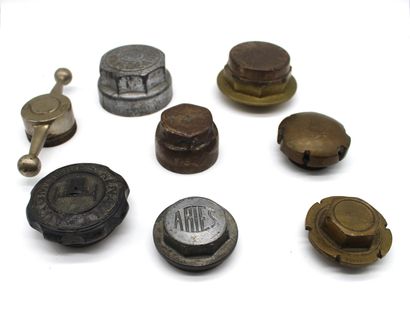 null Set of Radiator Plugs and Wheel Hubs.

Set of 8 Wheel hubs and radiator caps...