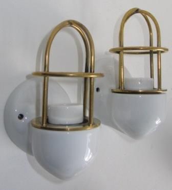 null Paire de petites lampes de cloison en faïence blanche et grilles de protection...