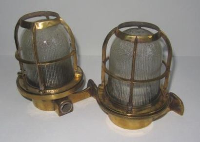 null Paire de lampes de cloison en bronze doré avec grilles de protection et verre...