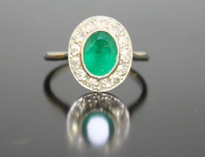 null BAGUE en platine et or gris serti d'une émeraude ovale dans un entourage de...