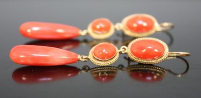 null BOUCLES D'OREILLE en or jaune 14 k retenant en chute deux cabochons de corail...