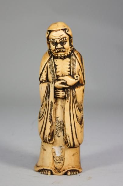 CHINE STATUETTE en ivoire patiné miel représentant un homme barbu tenant une lampe....