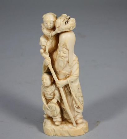 CHINE STATUETTE en ivoire représentant un sage et deux enfants. H. 18 cm