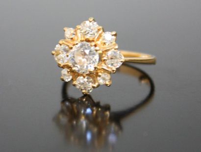 null BAGUE "marguerite" en or jaune 18k serti d'un diamant central taille ancienne...