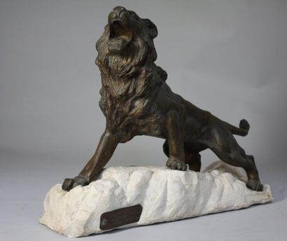 René ANDREI (1906-1987) Lion rugissant sur un rocher Bronze et pierre Signé sur la...