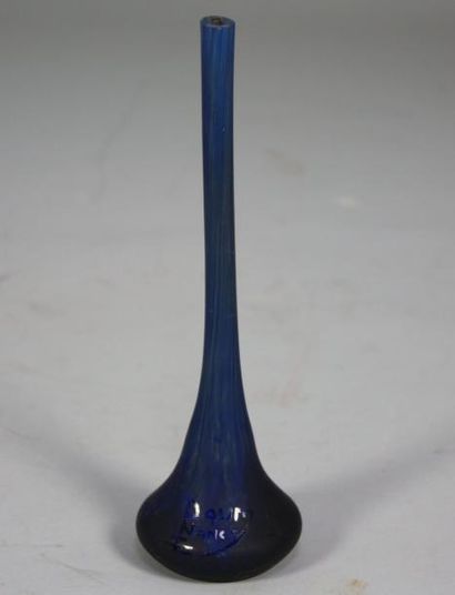DAUM VASE soliflore en verre à décor marmoreen bleu. Signé Daum Nancy H. 17,5 cm