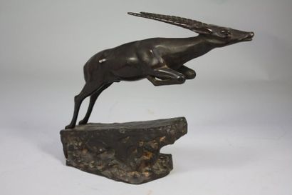 Marcel André BOURAINE (1886-1948) Antilope sautant Épreuve en bronze patiné Fonte...