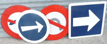 null Lot de 4 panneaux de signalisation; 

Plate enamelled Set of 4 signs single...