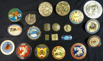 null Lot de divers badges et porte-clés de marques automobiles 

Set of various badges...