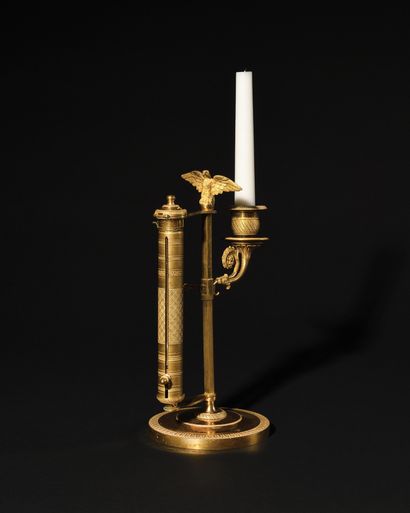 null BEAUTIFUL AND FINE CANDLESTICK IN GILDED BRONZE. Column with sides surmounted...