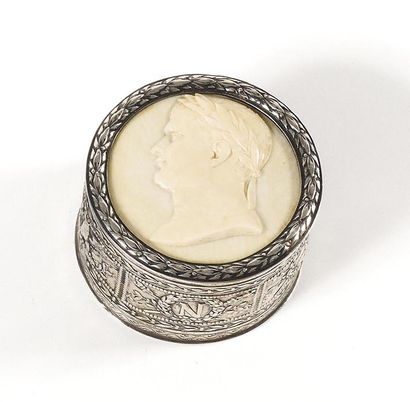 null "Silver box, decorated on the belt with a frieze of laurels and an alternating...