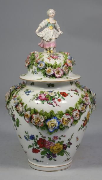 SAXE POTICHE de forme balustre en porcelaine à décor polychrome de fleurs et ornée...
