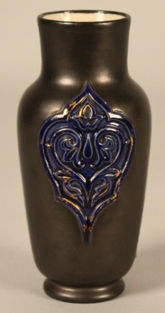 FONTAINEBLEAU - Fabrique LEFRONT PETIT VASE en céramique à décor de deux motifs appliqué...