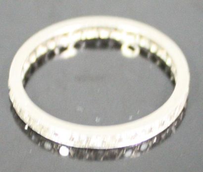 null BAGUE alliance américaine en or gris serti de diamants brillantés. Poids brut:...