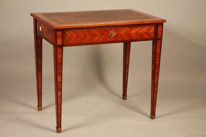 null PETITE TABLE-BUREAU de forme rectangulaire en bois de placage à décor de frisages...