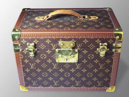 LOUIS VUITTON Vanity case en cuir toile Monogram, coins et serrures en laiton doré,...