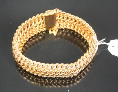 null BRACELET manchette en or jaune 18k à mailles plates articulées. Poids net: ...