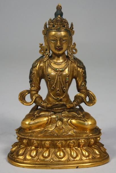 INDE ou THAÏLANDE Belle STATUETTE de Bodhisattva en prière en bronze doré et patiné....