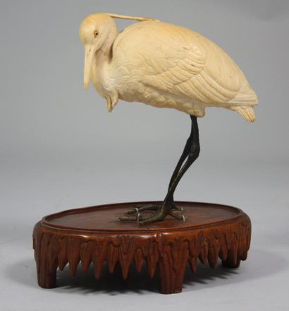 JAPON STATUETTE en ivoire et métal échassier reposant sur un socle en bois simulant...