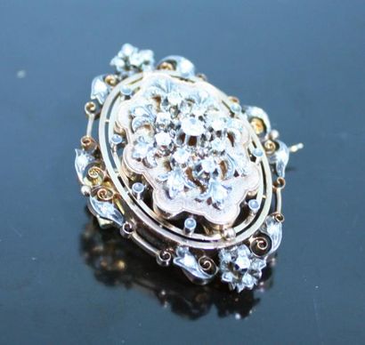 null BROCHE floral ajourée, en or et argent sertie de diamants taille rose ou ancienne....
