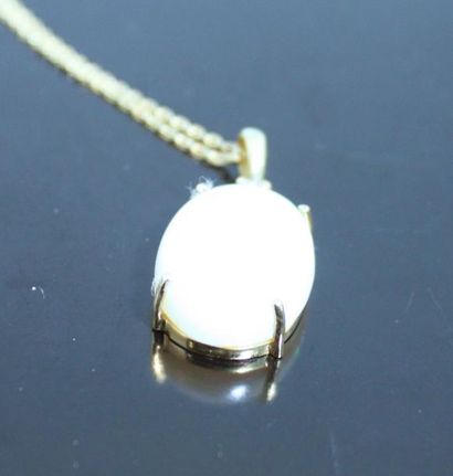 null PENDENTIF en or jaune serti d'une opale (env. 9 cts) surmontée d'un diamant...
