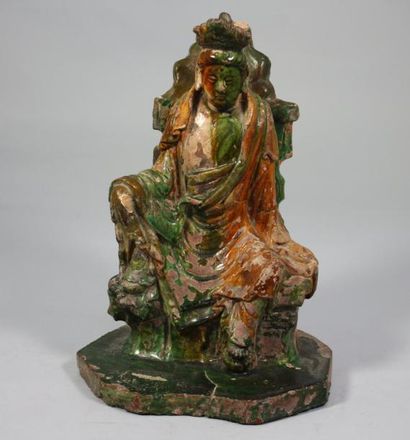 CHINE STATUETTE d'une DIVINITE Bouddhique assise sur un rocher, en céramique émaillée...