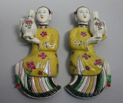 CHINE PAIRE de VASES d'applique en porcelaine polychrome en forme de femmes tenant...