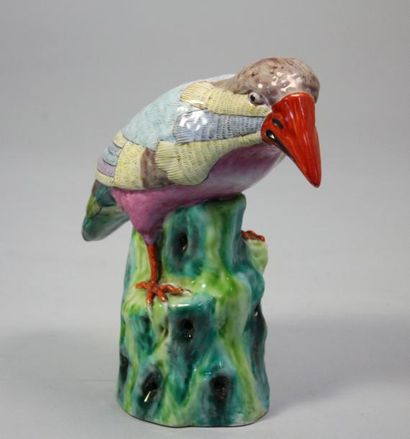 CHINE STATUETTE en porcelaine polychrome représentant un oiseau branché dans le style...