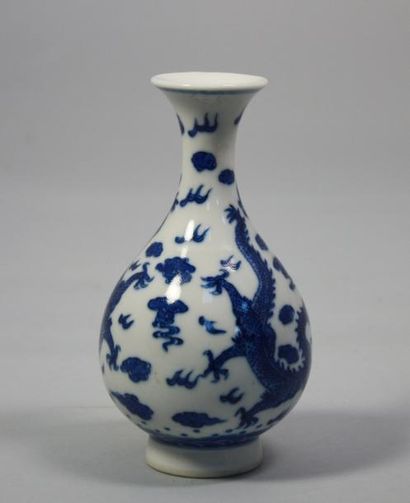 CHINE PETIT VASE bouteille sur talon, en porcelaine à décor bleu et blanc de dragons...