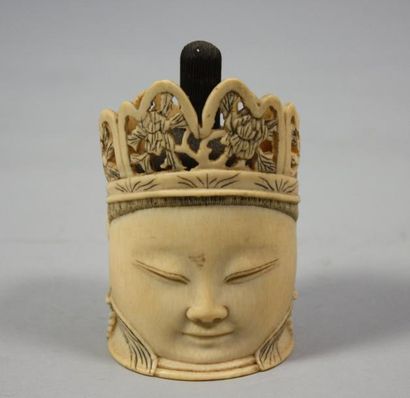 CHINE BOITE couverte en ivoire sculpté en forme de tête de Bouddha. Fin XIXe - début...