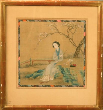 CHINE Femme peignant dans un jardin. Peinture sur soie 41x37,5 cm