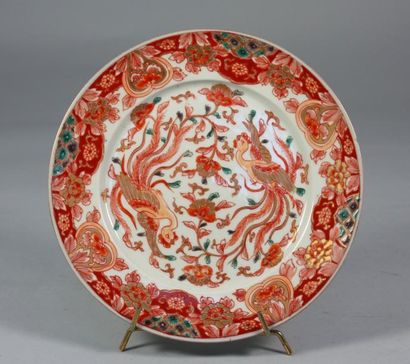 JAPON ASSIETTE en porcelaine à décor rouge et doré de fleurs et phoenix. XIXe D....
