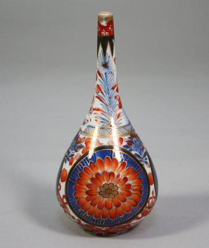JAPON PETIT VASE de forme bouteille en porcelaine à décor floral dans la palette...