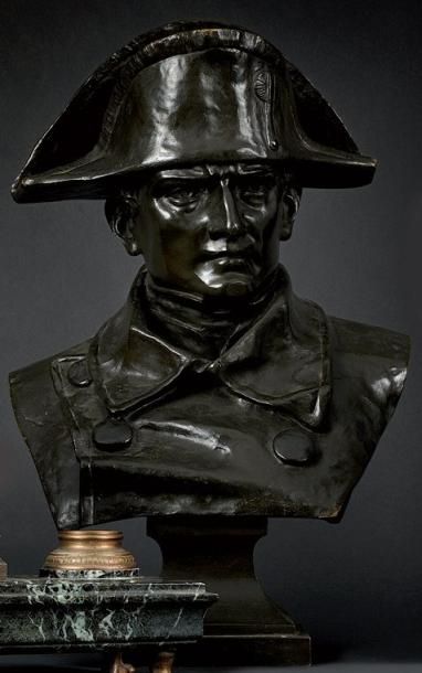 CAVIOLI. Ecole du XIX-XXè siècle « L'Empereur Napoléon Ier en buste. » Bronze patiné...