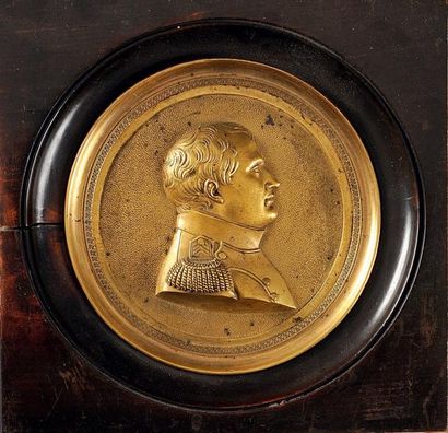 null « L'Empereur Napoléon Ier en buste de profil. » Médaillon en bronze doré, à...